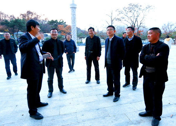 圖為企業(yè)家們參觀由農(nóng)場(chǎng)企業(yè)家寧春義先生建設(shè)的御園歡樂(lè)谷項(xiàng)目